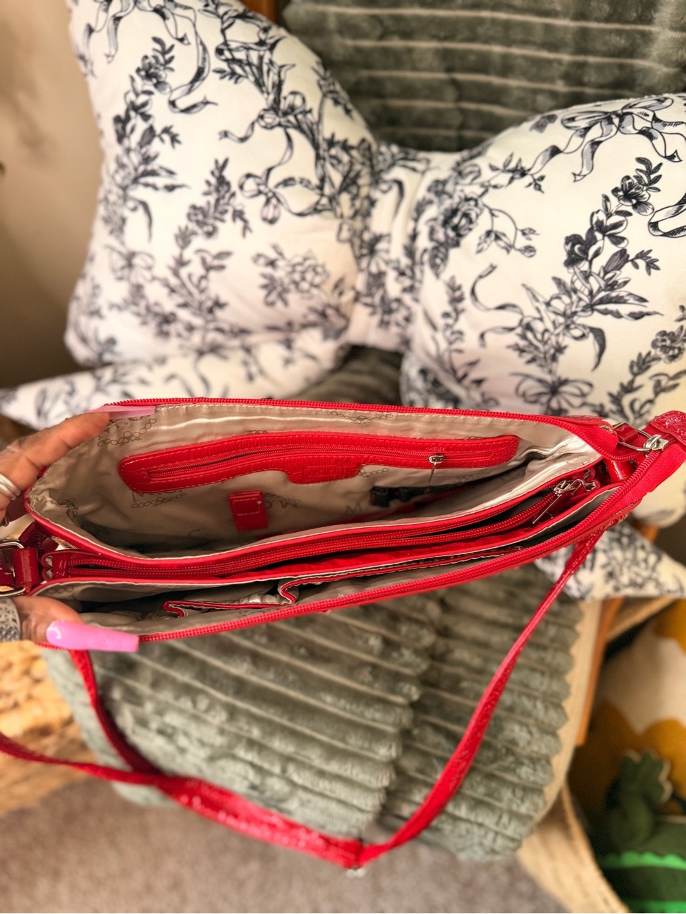 Vintage Red Embossed Floral Crossbody Shoulder Bag - Picture 3 of 10